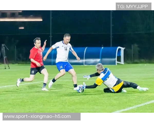 国家德比再掀波澜球迷热议赛场内外的精彩纷呈