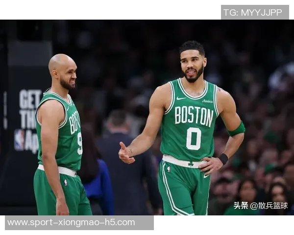 开拓者乐福赠送球衣给老乡塔图姆感谢他一直以来的支持与鼓励